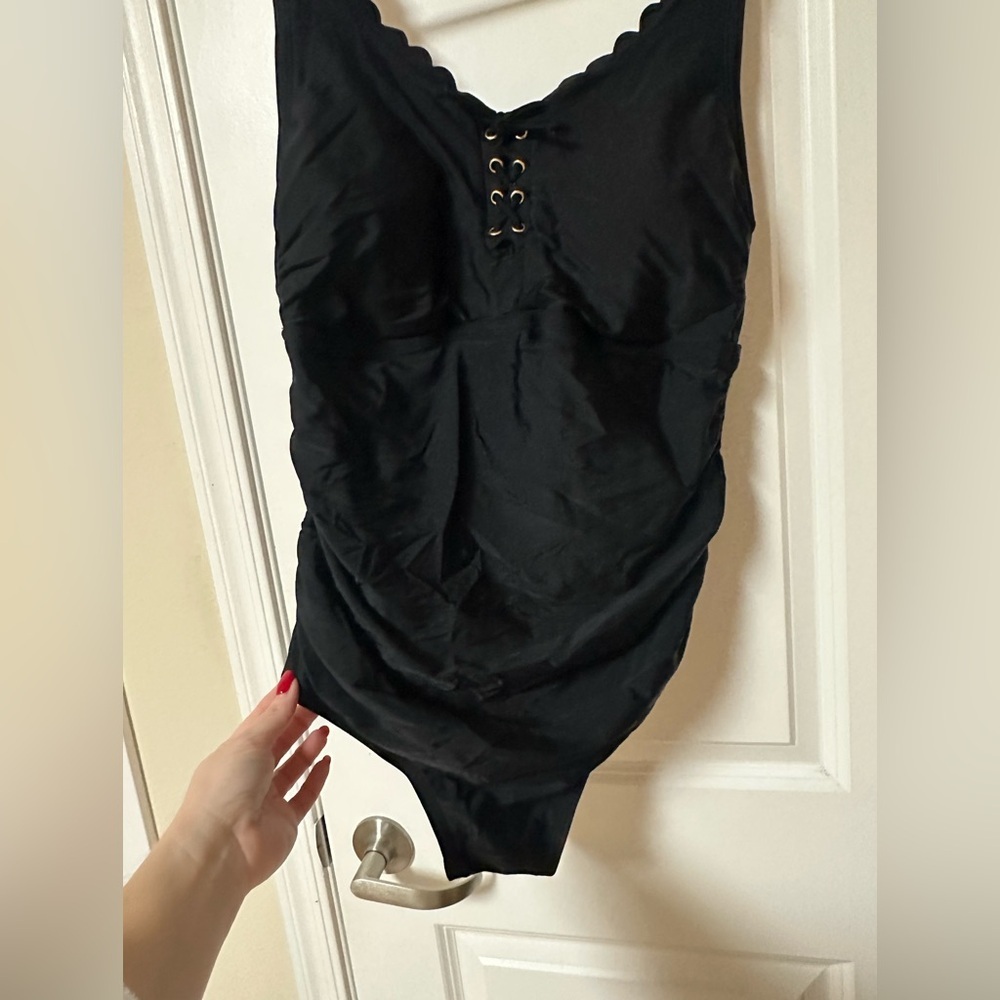Black Scalloped One-Piece Swimsuit - Picture 4 of 6